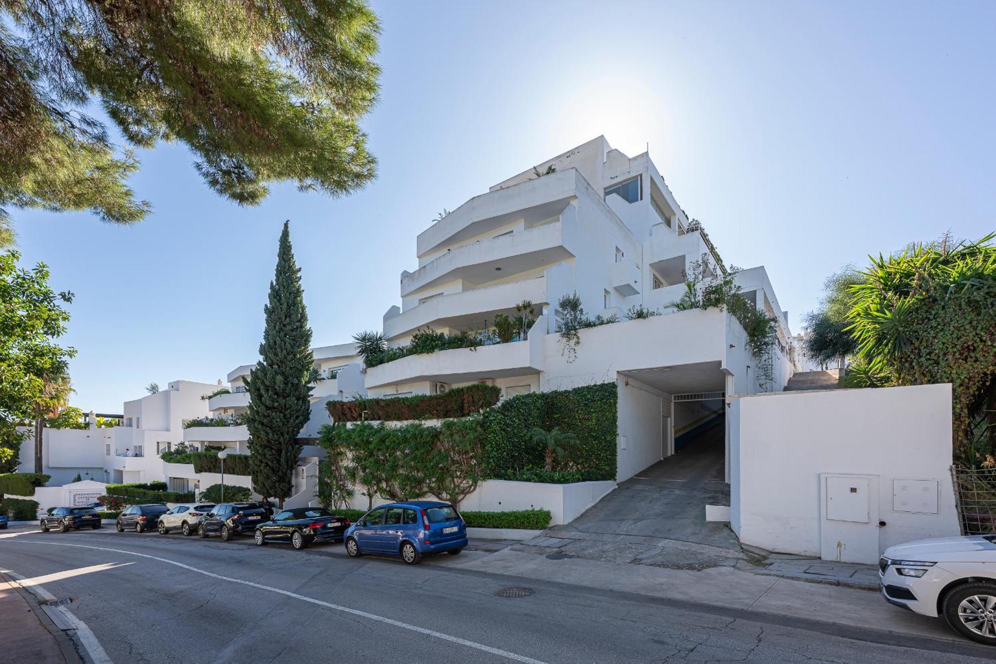 Dolmen Group- Jardines Andalucia Banus Marbellac